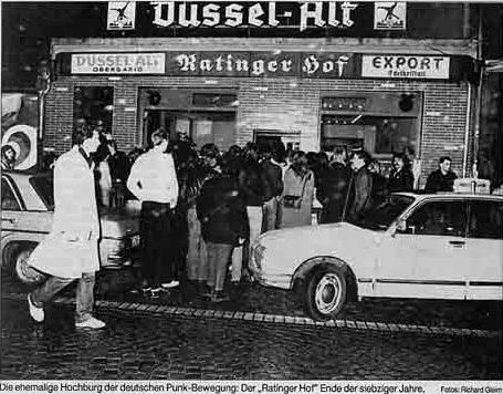 Menschen vor dem Ratinger Hof im Jahr 1982