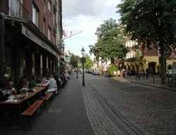 Ratinger Straße am Vormittag mit Blick vom Ratinger Hof Richtung Ratinger Tor